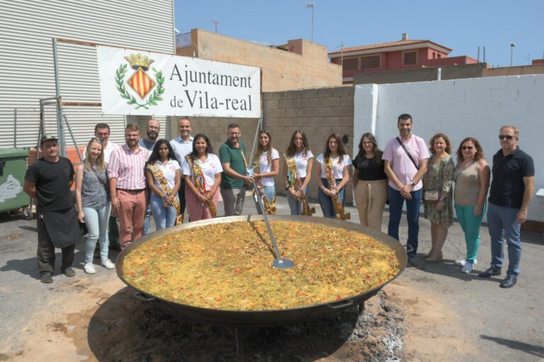 1.700 persones degusten una paella monumental en la festa de la tercera edat de Vila-real