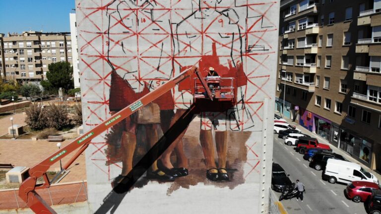 Mohamed L’Ghacham comença a donar forma al mural de 25 metres  al carrer Pintor Gumbau