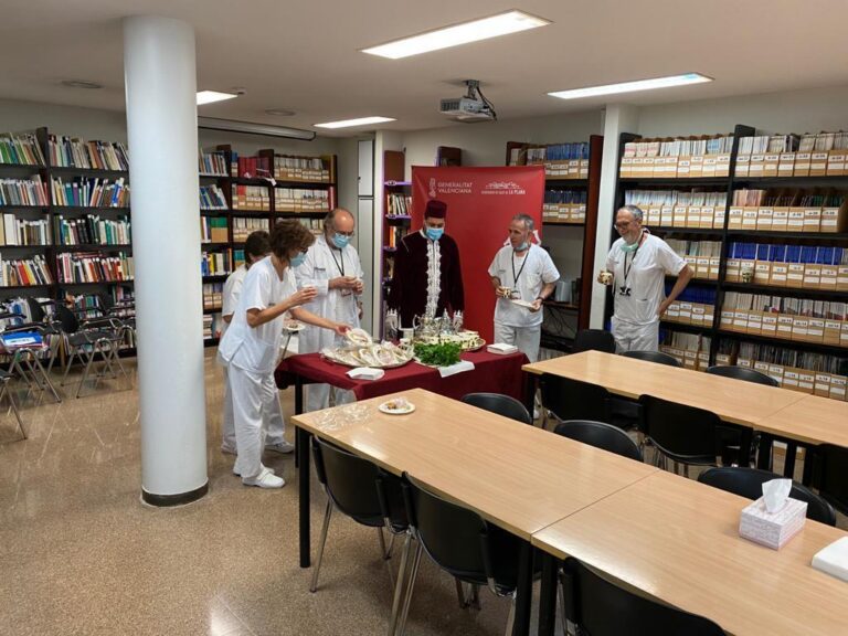 Pau Torres dóna 200 quimonos d'accés a UCI i màscares FFP3 a l'Hospital de La Plana