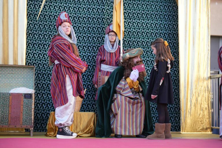 Els Missatgers Reials reben les cartes dels menuts de Vila-real amb segell solidari