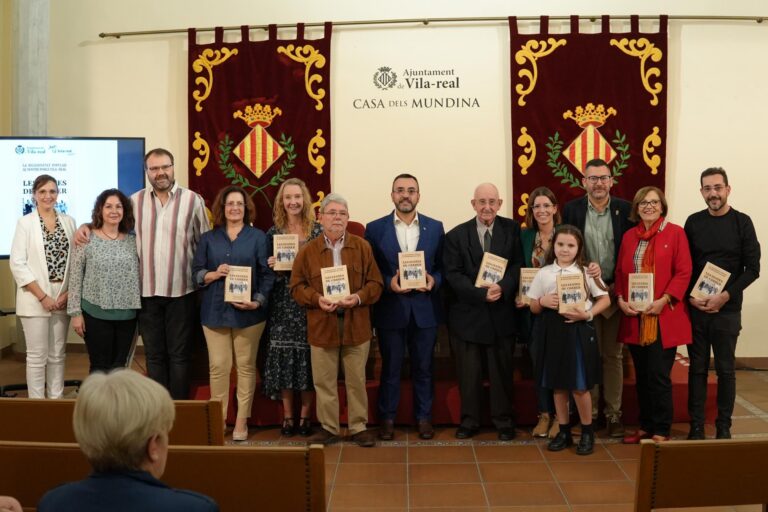 L’organista Belau interpreta els gojos en la presentació del llibre ‘Les festes de carrer’
