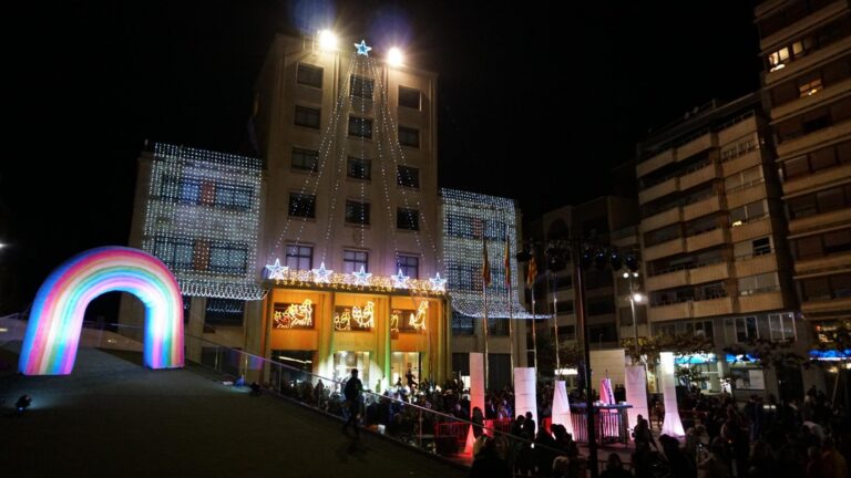 ‘La Fàbrica de la Llum’ il·lumina el centre de la ciutat i apropa el Nadal als veïns