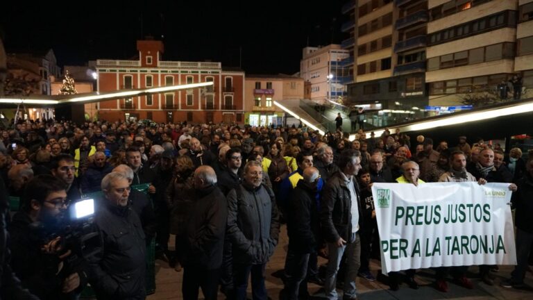Centenars de persones prenen la plaça Major en defensa de la citricultura 
