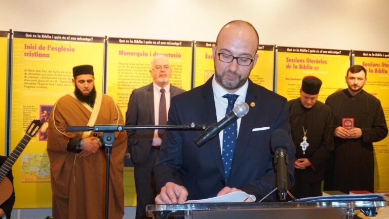 La mostra ‘Biblia i cultura’ exposa adaptacions i curiositats al voltant del text sagrat 