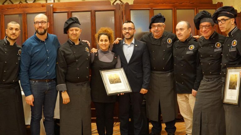 Un centenar de persones degusta els menjars inspirats en l’època de la fundació en la XVI Mostra de Cuina Medieval