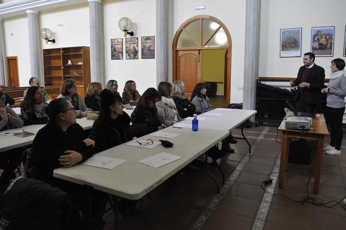 19 persones de 16 negocis aprenen tècniques per a millorar la imatge dels comerços