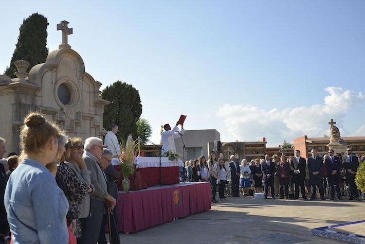 Tradicional rosari i missa de difunts al cementeri per la festivitat de Tots Sants