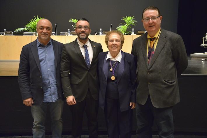 L'alcalde acompanya Dolores Cortés i Xarxa Teatre en el lliurament de medalles de l’UJI