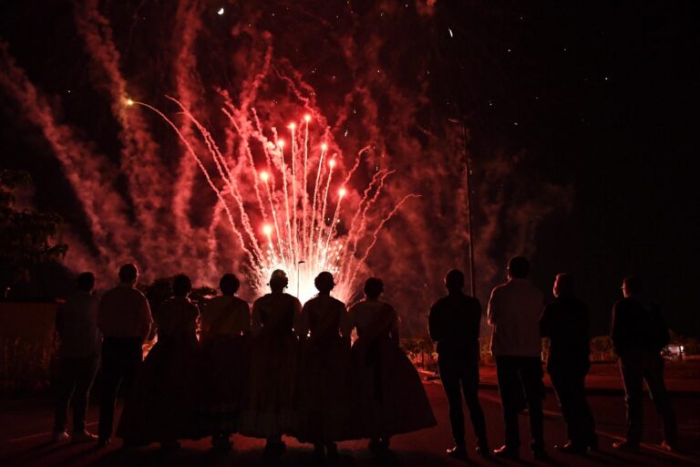 El castell de focs artificials posa el fermall d’or als més de 220 actes de les festes de sant Pasqual 