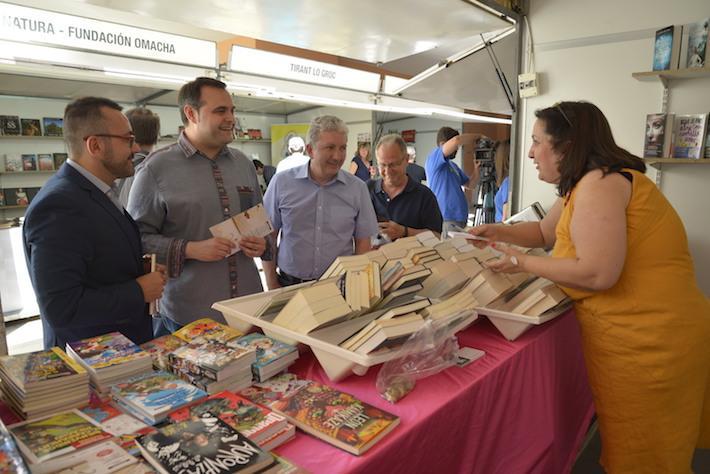La Fira del Llibre prén la plaça de Colom i celebra la seua edició 15 amb una vintena d’expositors i activitats literàries 