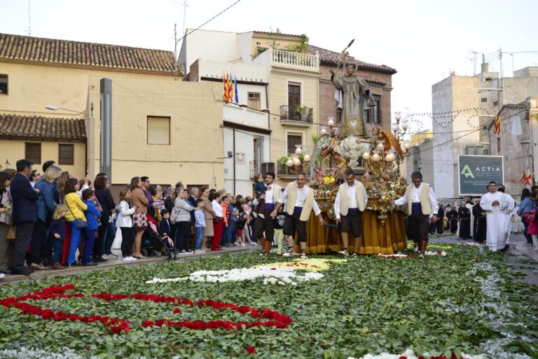 La tradicional processó tanca el dia en honor a Sant Pasqual