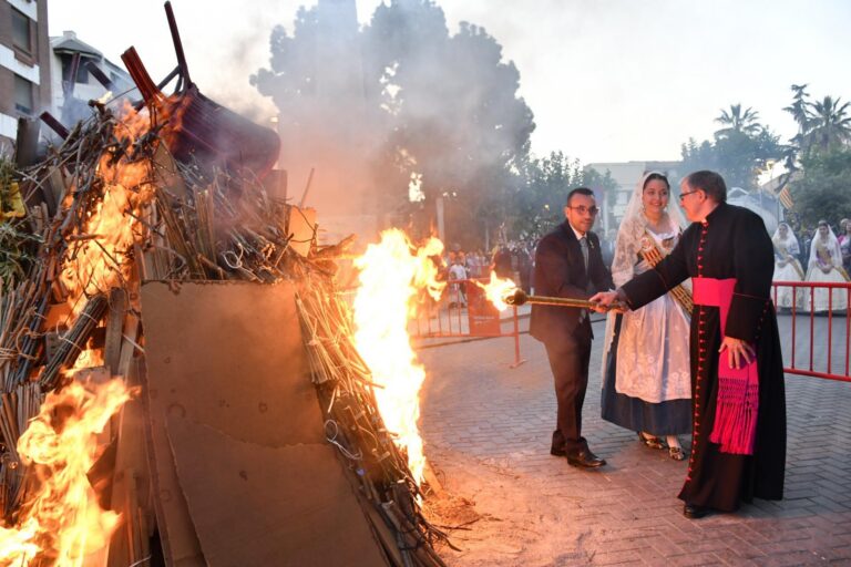 Entitats, penyes i veïns lloen a sant Pasqual amb milers de flors en l’Ofrena i l’espectacular foguera 