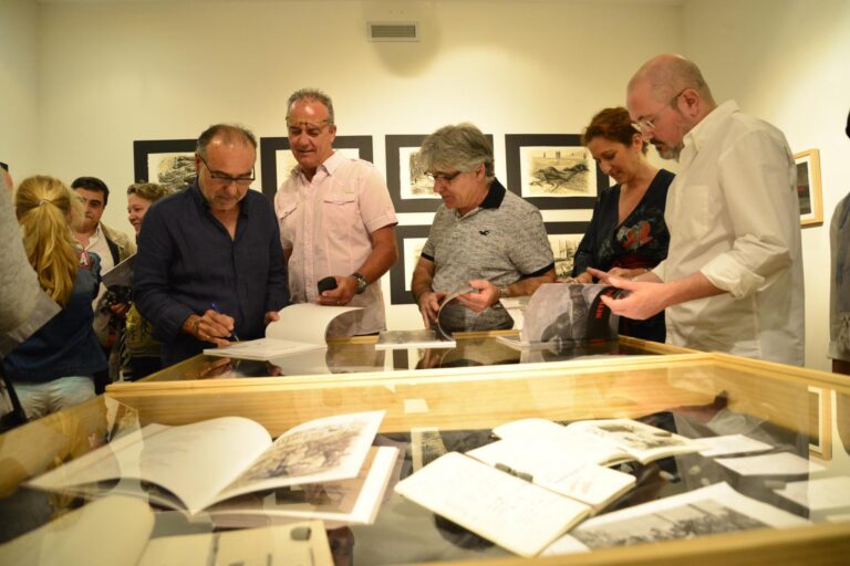 ‘Metralla’ porta a la ciutat els dibuixos de Carles Abad, i els poemes de Pasqual Mas