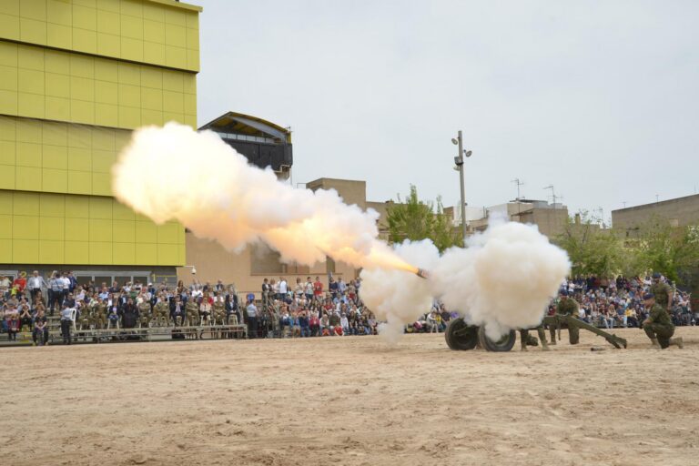 L'exhibició de gran format de la Guàrdia Real congrega a més de mil persones en la plaça del Llaurador
