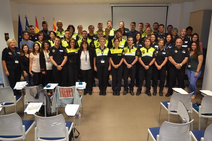 Es lliuren els diplomes i insígnies del Curs intensiu de Mediació Policial en l'acte de cloenda de la formació