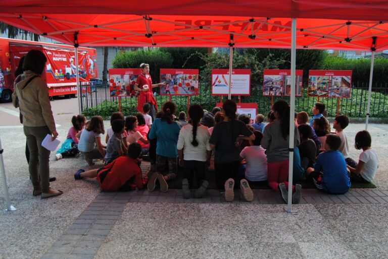 La Caravana d’Educació Viària de la Fundació Mapfre aparca a la plaça de la Panderola fins al divendres