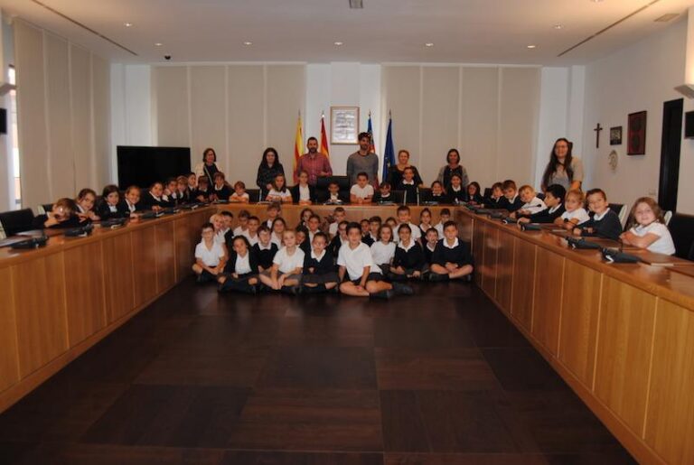 Prop de 60 alumnes de 2n de Primària de la Consolació visiten l’Ajuntament