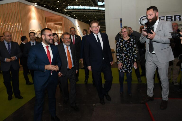 L'alcalde Benlloch coneix junt al president Puig les últimes novetats del sector ceràmic a Cevisama