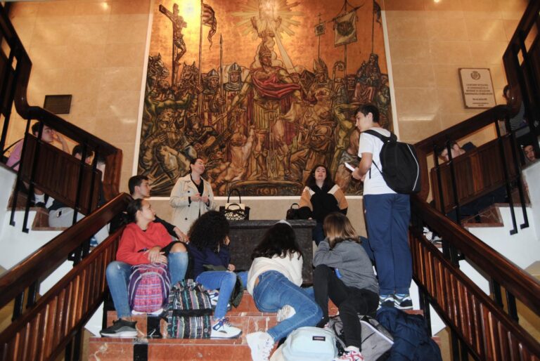 Una trentena d'alumnes de segon d'ESO de l'IES Broch i Llop han visitat l'Ajuntament