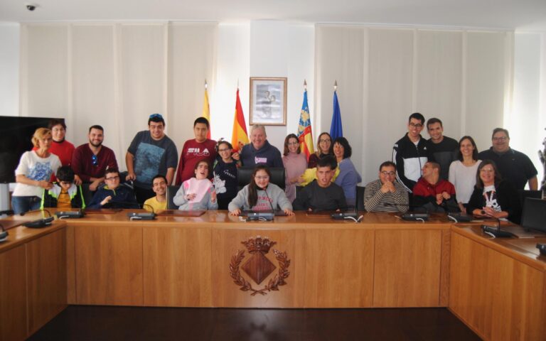  Un grup d'alumnes del col·legi d'educació especial La Panderola visita Ca la Vila