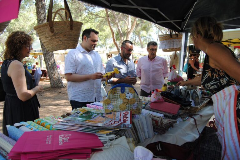 Una dotzena de tendes i estands d’ONG omplin el Termet que acull activitats esportives i demostracions