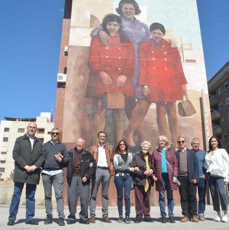 La familia Rius propietària de la fotografia 'La mare’ visita el mural on està retratada