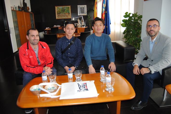 Dos esportistes xinesos d'èlit coneixen els ensenyaments de l'Associació d'Arts Marcials i el Club Wushu/Kung-Fu