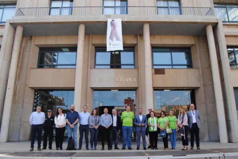 Vila-real se solidaritza amb el càncer de mama i desplega la pancarta amb el llaç rosa
