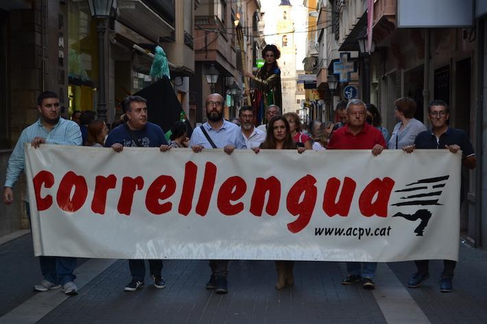 El Correllengua cívic s'ha celebrat avui amb una cercavila i l'espectacle de Xarxa Vives