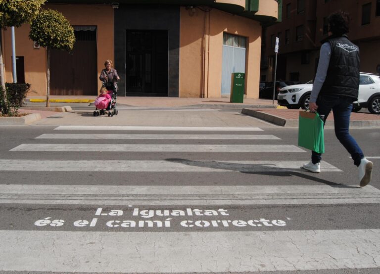 Frases per la igualtat als pasos de vianants de la mà dels escolars de Vila-real 
