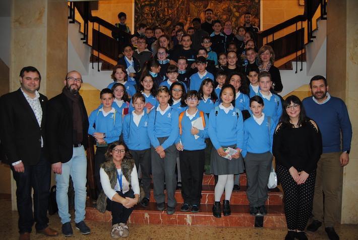 47 xiquets de 5é i 6é de Primària de Fundació Flors visiten l'Ajuntament amb el professorat
