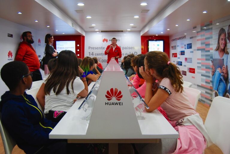 Benlloch anuncia un observatori sobre el bon ús de les TIC durant la visita de l’aula mòbil de Huawei