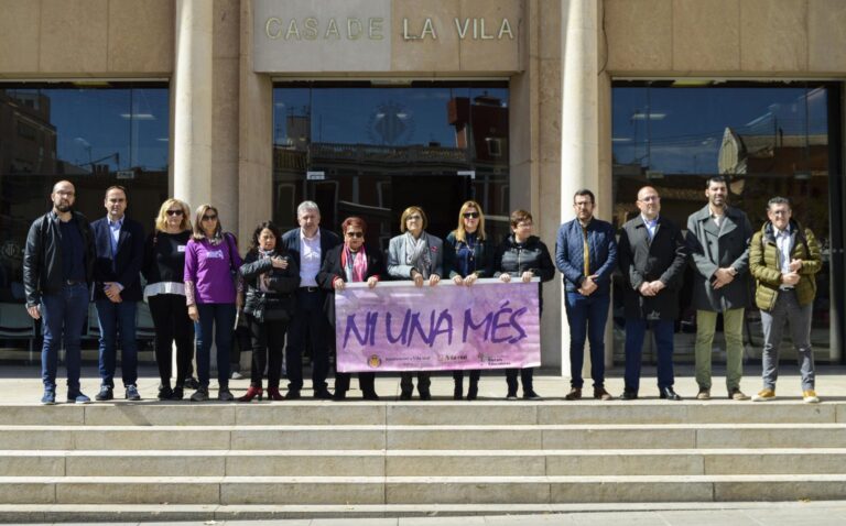 La corporació municipal condemna l'assassinat masclista d'una dona a Vinaròs 