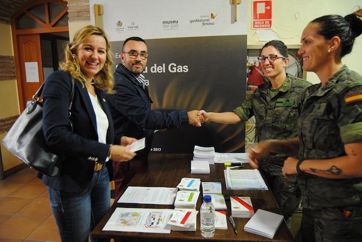 L'alcalde arreplega la seua acreditació per a participar a la jura de bandera 