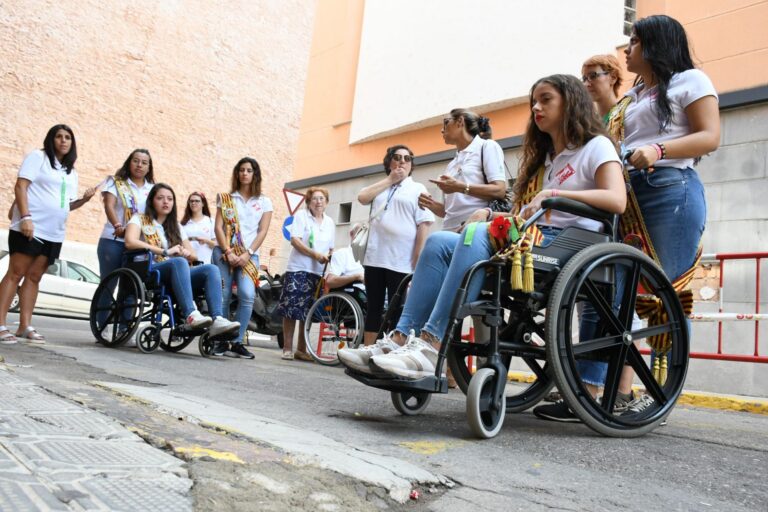 ‘Acudim passeja per la nostra ciutat’ per a sensibilitzar sobre l’accessibilitat al medi urbà