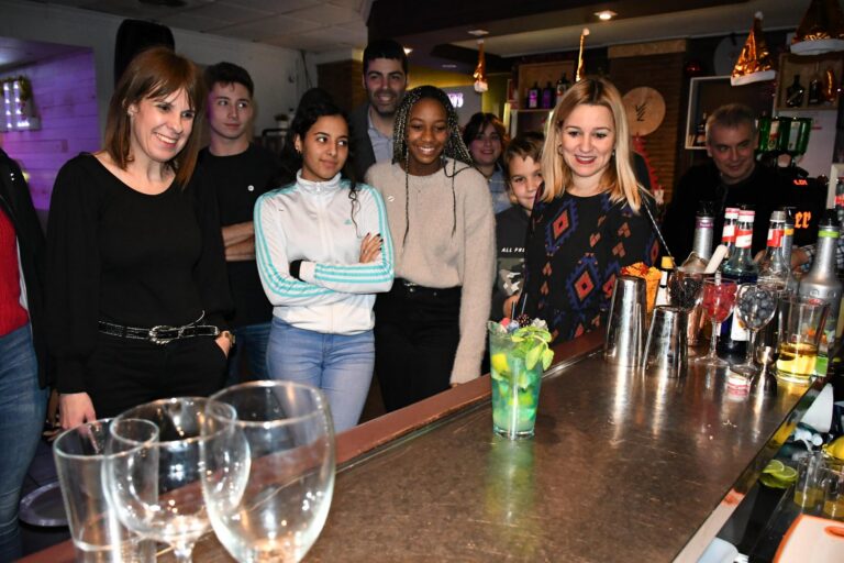 Els joves de Vila-real aprenen a preparar còctels sense alcohol