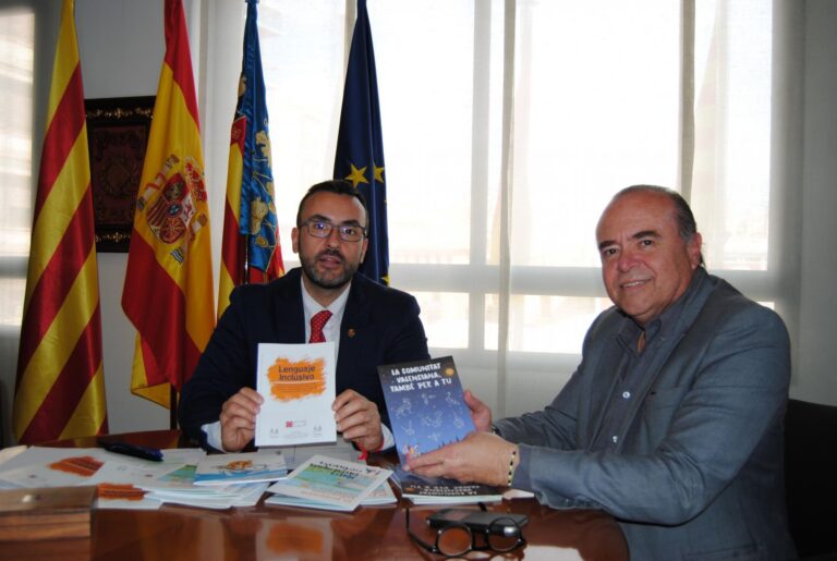 El president de Cocemfe presenta a Benlloch les guies turístiques i les de llenguatge inclusiu