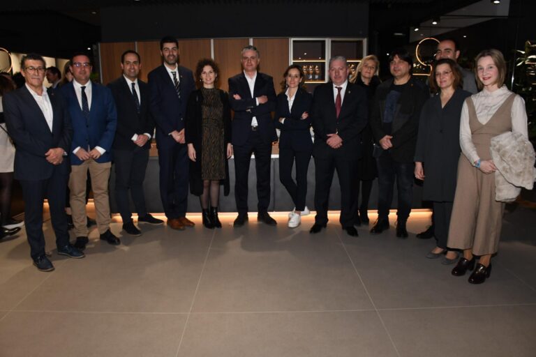 Vila-real mostra el seu suport a l'exposició de l'empresa Living Ceramics, que ha lliurat els seus guardons anuals 