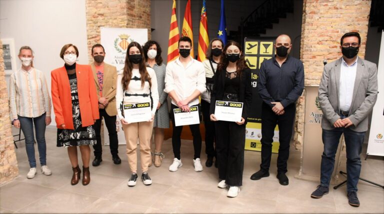 Els estudiants Imane Khaoua, Lucía Villagrasa i Alejandro Baila reben el premi del IV Concurs juvenil de Castelló Negre 