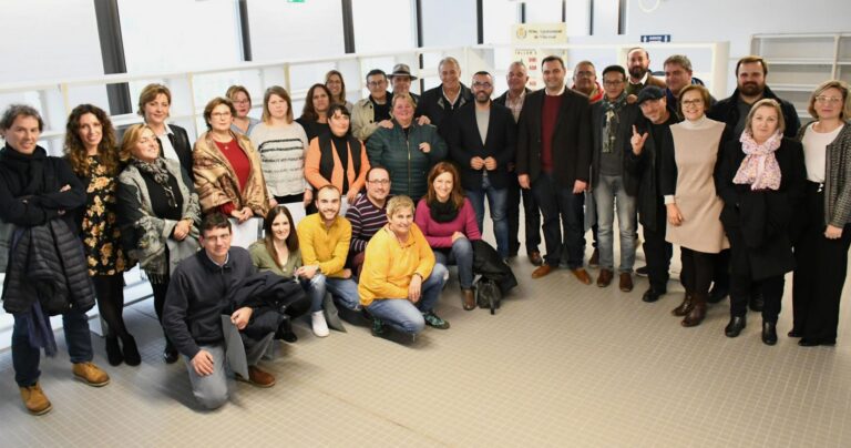 Els 20 alumnes-treballadors dels tallers remunerats d’ocupació d'agricultura i atenció sociosanitària es diplomen