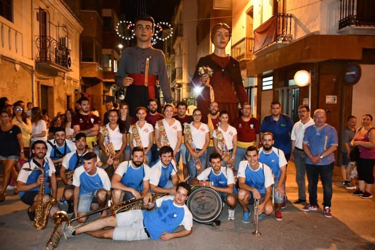 Els gegants prenen els carrers de la ciutat per primera vegada sota el ritme d’una xaranga 