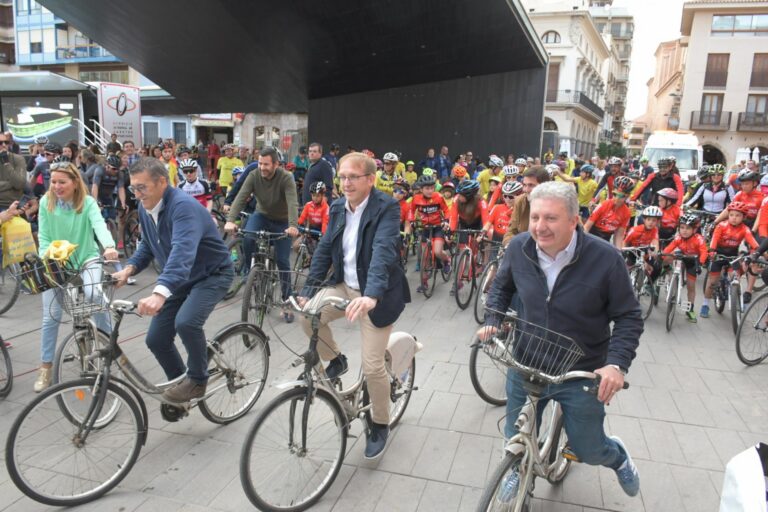 Desenes d'aficionats al ciclisme es reuneixen en la presentació del 72 Gran Premi Vila-real que ix demà amb catorze equips