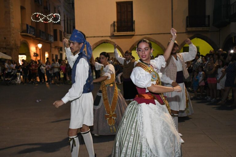 La XII Mostra de cultura i tradicions populars arrels i del ball pren la plaça de la Vila