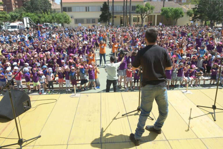 1.700 escolars coregen ‘Se buscan valientes’ contra l’assetjament escolar amb l'actor i cantant 'El Langui' 