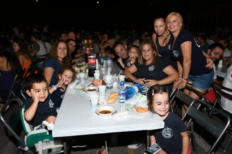 Multitudinària 27a Nit de penyes amb tombet de bou a les festes que encaren la seua recta final