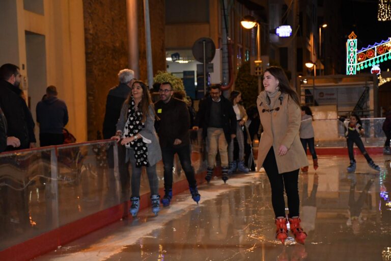 L’obertura de la pista de gel i una vintena de casetes de venda del comerç local inauguren la Fira de Nadal 