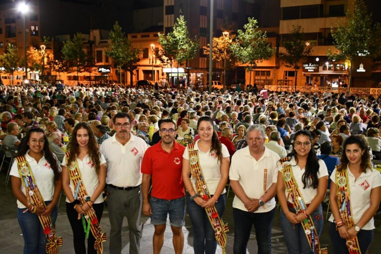 Milers de persones es reuneixen en el XIII Sopar de germanor per a veïns i veïnes