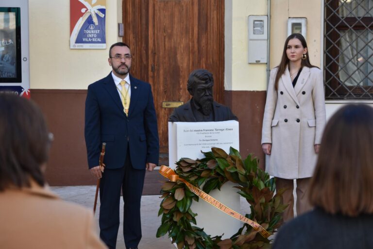 Desfilada i música per a recordar al guitarrista insigne de Vila-real