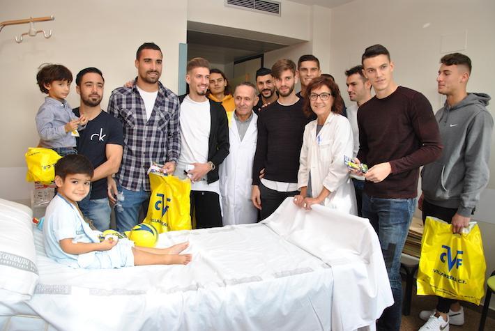 La plantilla del Villarreal visita als xiquets i xiquetes ingressats en l'Hospital General i en la Plana