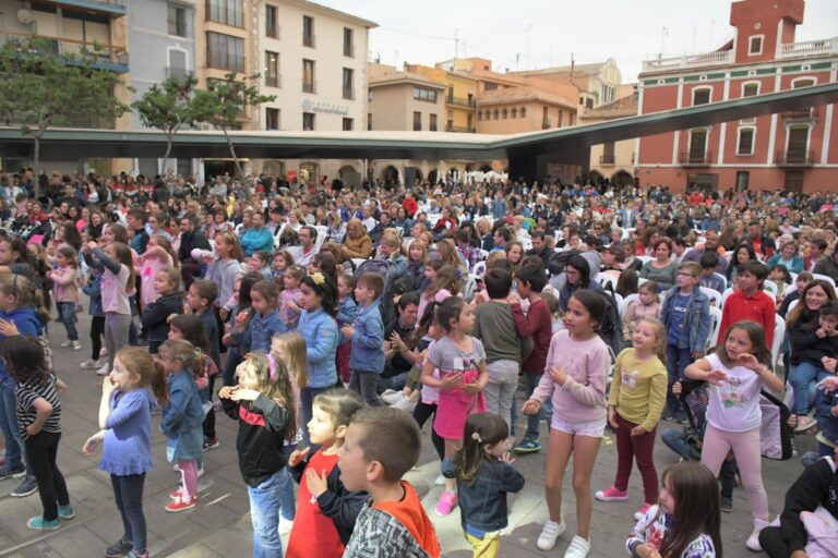 Jugant jugant apropa el ferrocarril als més menuts i el Cantajuegos fa vibrar la Plaça Major de Vila-real